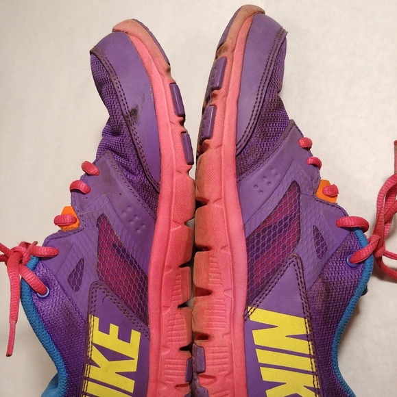 neon pink nike trainers